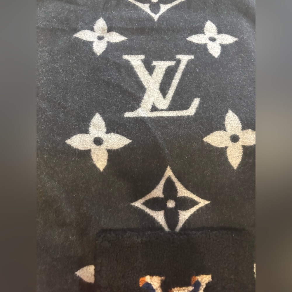 LV SCARF charcoal gray - Picture 7 of 7